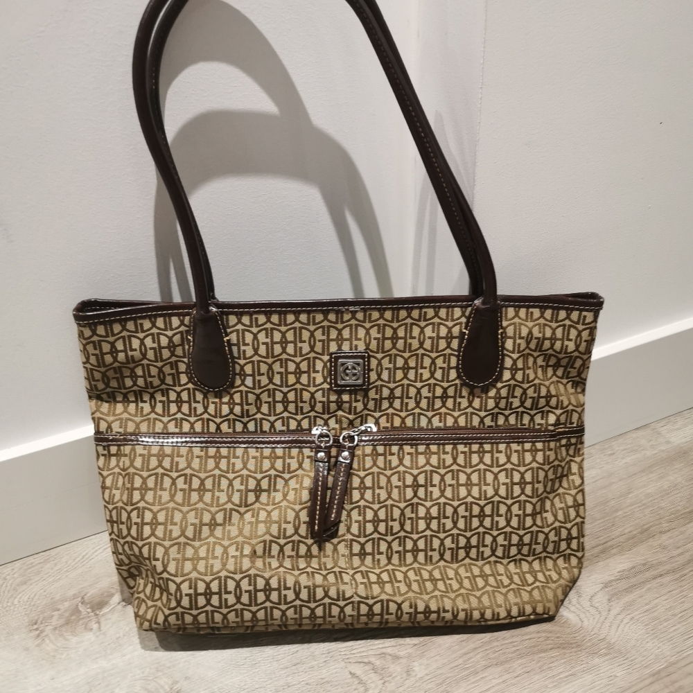 Giani Bernini handbag with many compartments